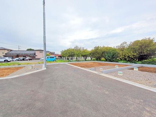 前面道路を含めた現地写真です。