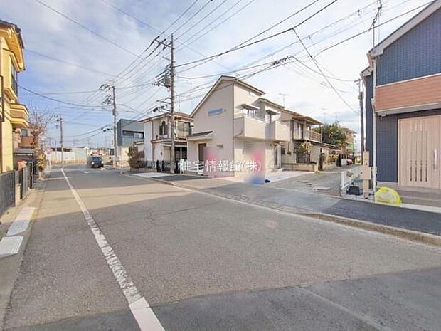 前面道路を含めた現地写真です。
