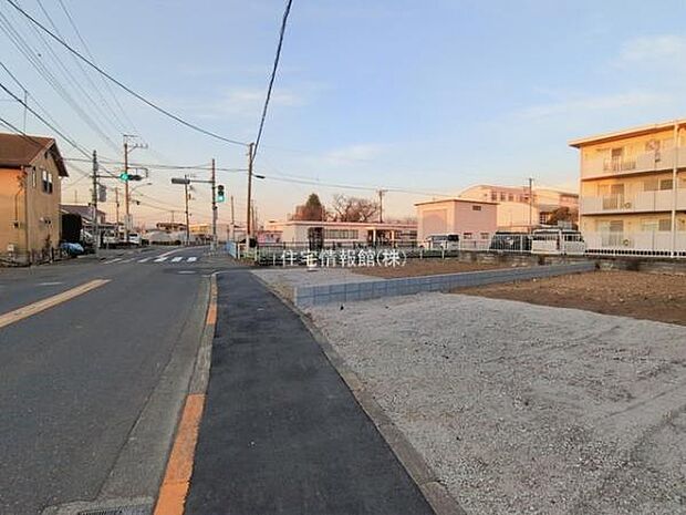 前面道路を含めた現地写真です。