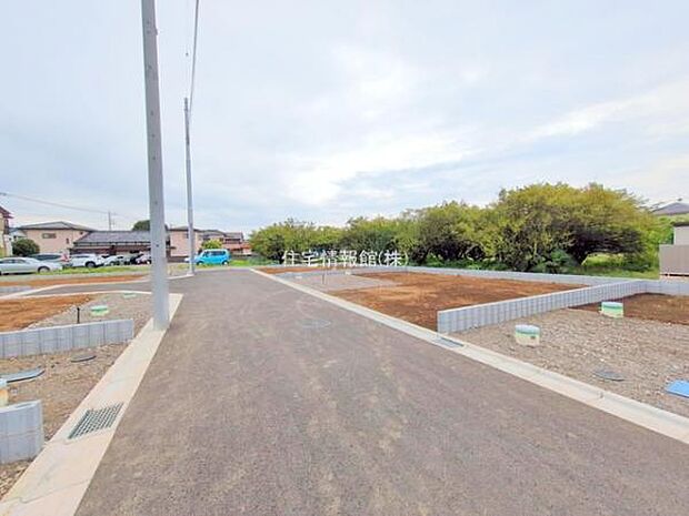 前面道路を含めた現地写真です。