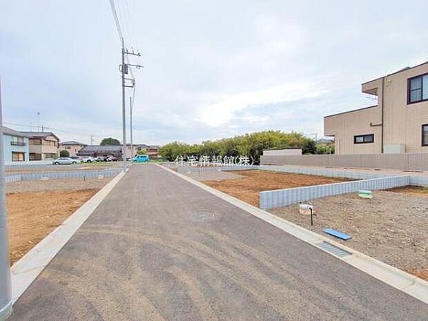 前面道路を含めた現地写真です。