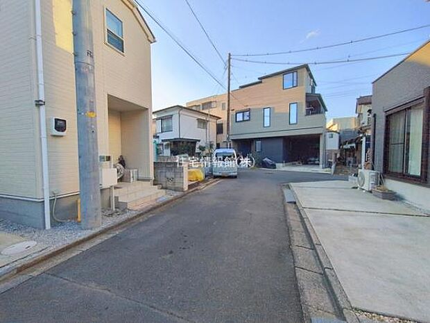 前面道路を含めた現地写真です。