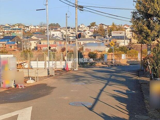 前面道路を含めた現地写真です。