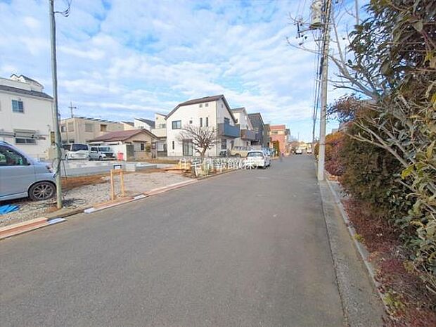 前面道路を含めた現地写真です。
