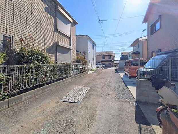 前面道路を含めた現地写真です。