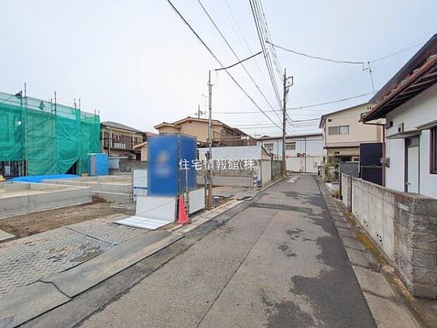 前面道路を含めた現地写真です。