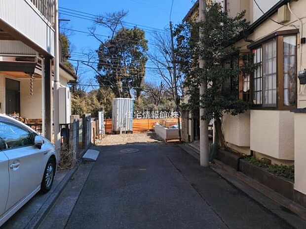 前面道路を含めた現地写真です。