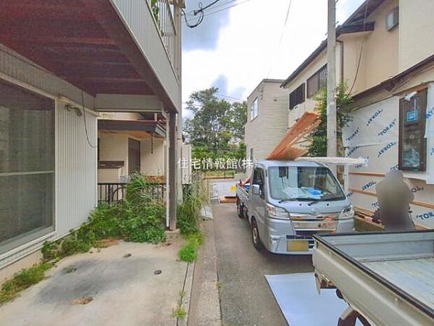 前面道路を含めた現地写真です。