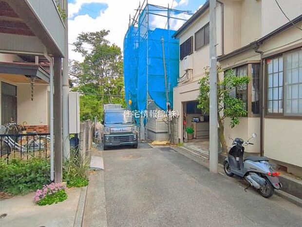 前面道路を含めた現地写真です。