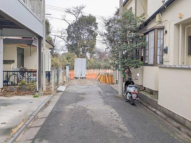 前面道路を含めた現地写真です。