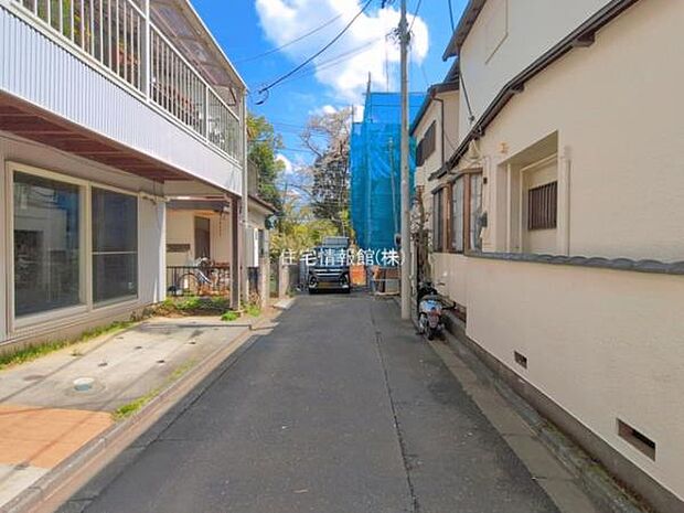 前面道路を含めた現地写真です。