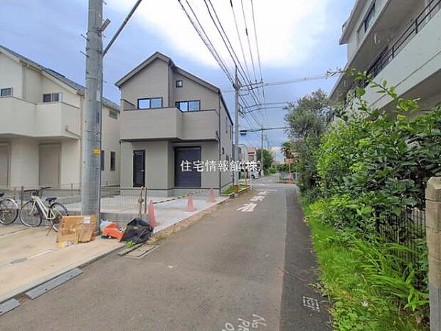 前面道路を含めた現地写真です。