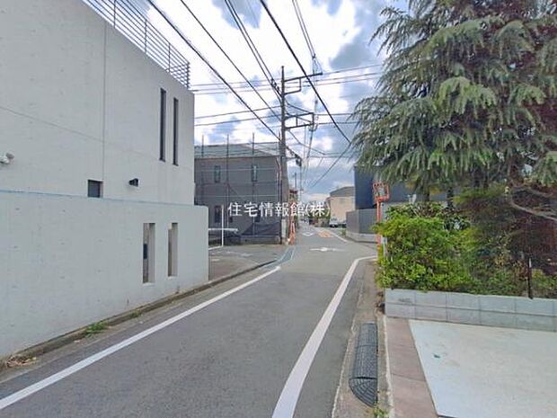 前面道路を含めた現地写真です。