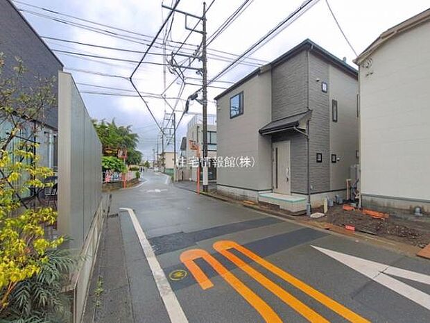 前面道路を含めた現地写真です。