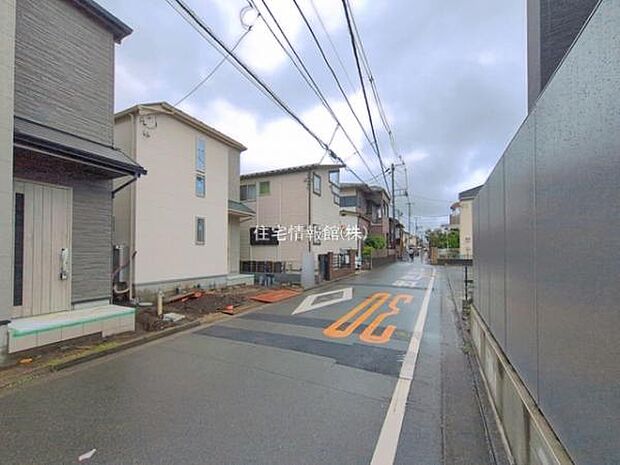 前面道路を含めた現地写真です。