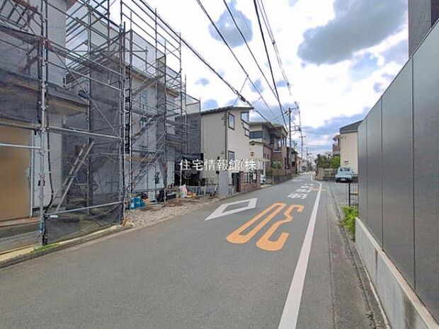 前面道路を含めた現地写真です。