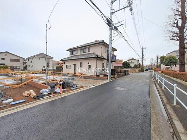 前面道路を含めた現地写真です。