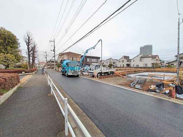 前面道路を含めた現地写真です。