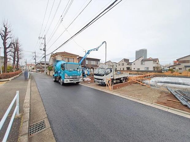 前面道路を含めた現地写真です。