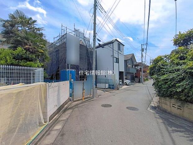 前面道路を含めた現地写真です。