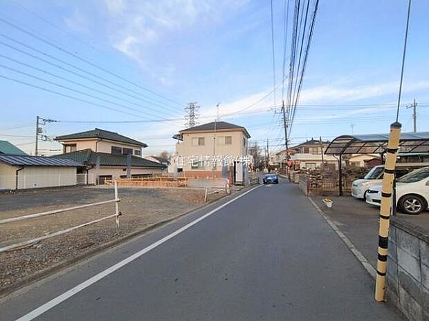 前面道路を含めた現地写真です。