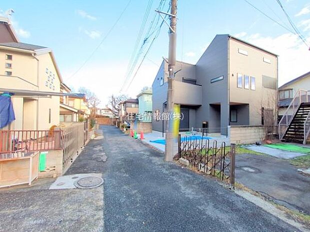 前面道路を含めた現地写真です。