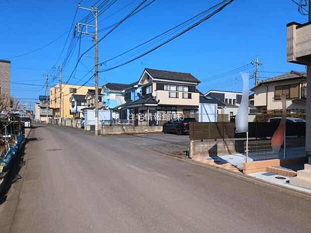 前面道路を含めた現地写真です。