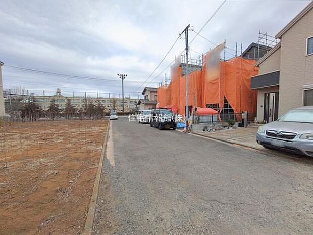 前面道路を含めた現地写真です。