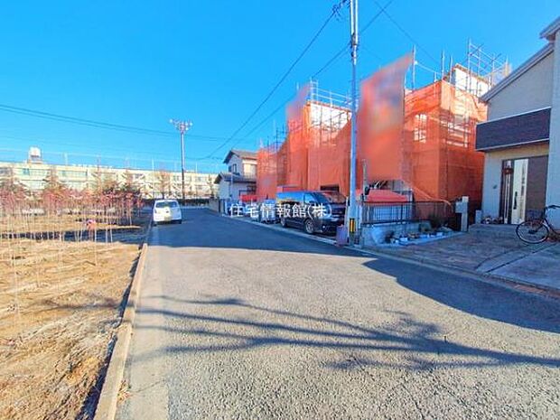 前面道路を含めた現地写真です。