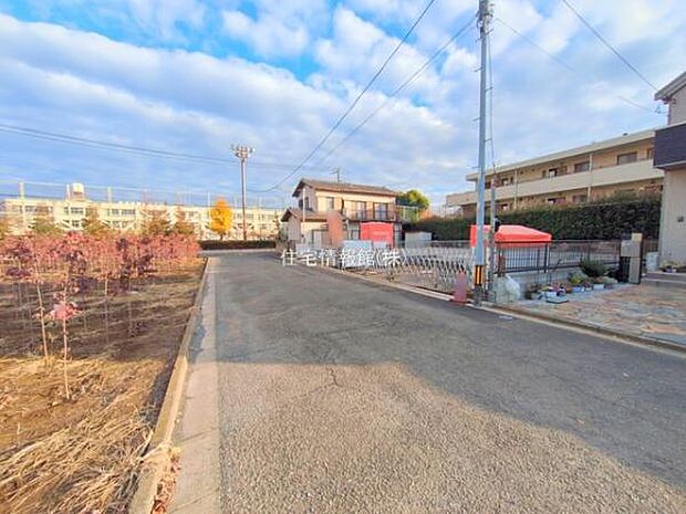 前面道路を含めた現地写真です。