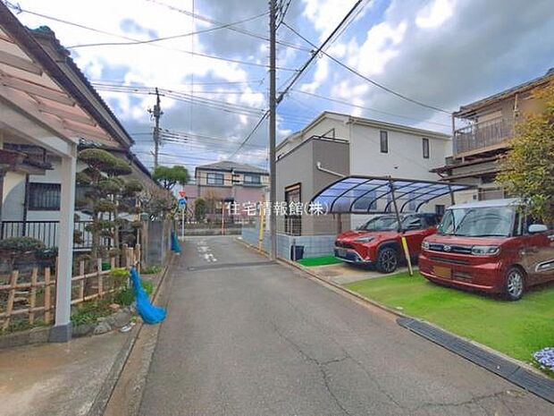 前面道路を含めた現地写真です。