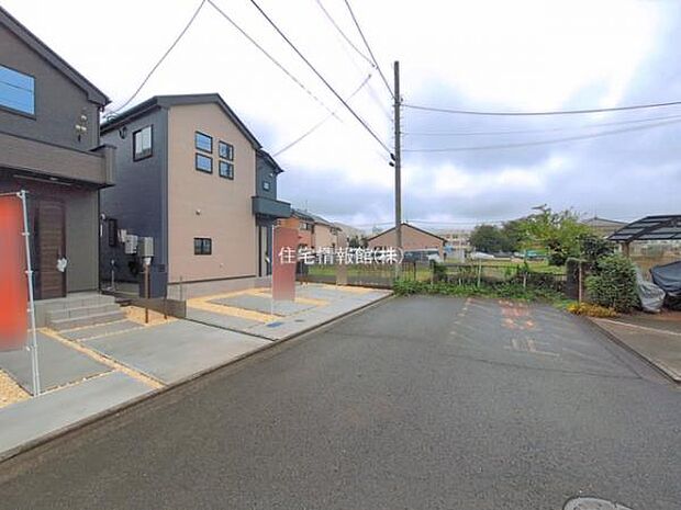 前面道路を含めた現地写真です。