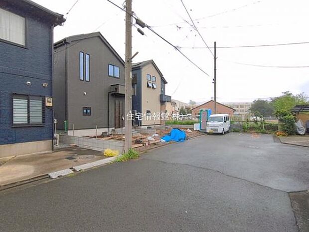 前面道路を含めた現地写真です。