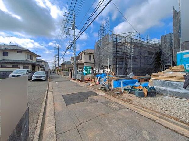 前面道路を含めた現地写真です。