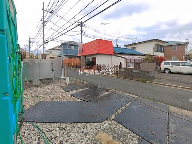 前面道路を含めた現地写真です。