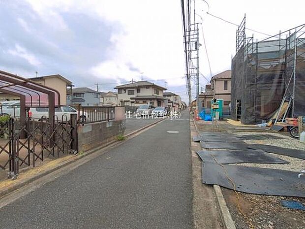 前面道路を含めた現地写真です。