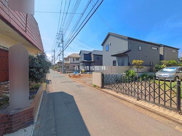 前面道路を含めた現地写真です。