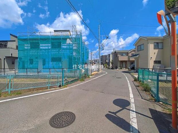 前面道路を含めた現地写真です。