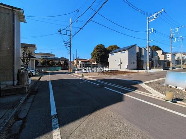 前面道路を含めた現地写真です。