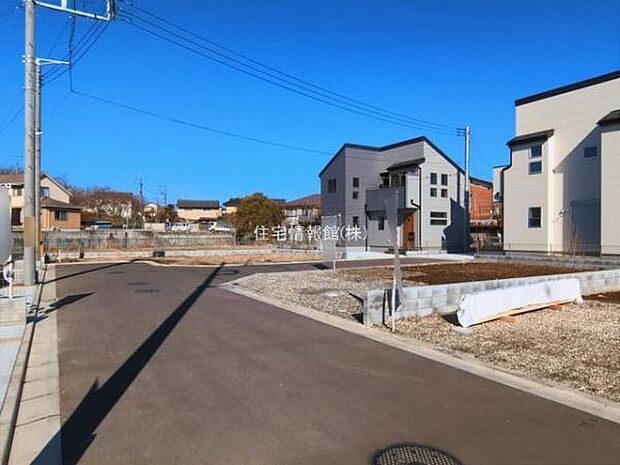 前面道路を含めた現地写真です。