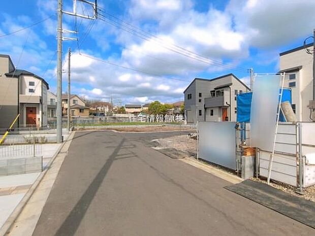 前面道路を含めた現地写真です。