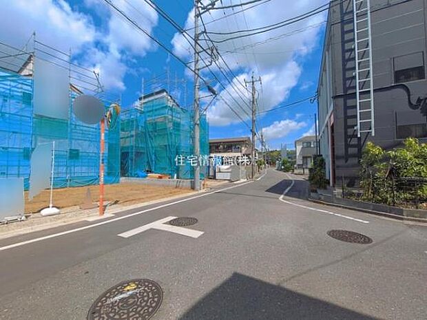 前面道路を含めた現地写真です。