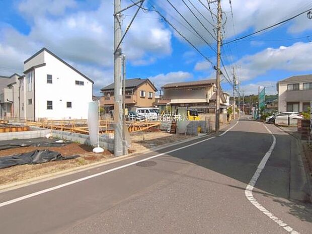前面道路を含めた現地写真です。