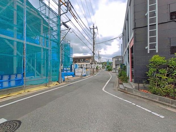 前面道路を含めた現地写真です。