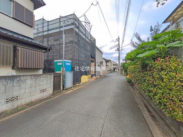 前面道路を含めた現地写真です。