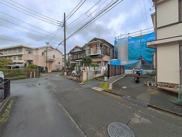 前面道路を含めた現地写真です。