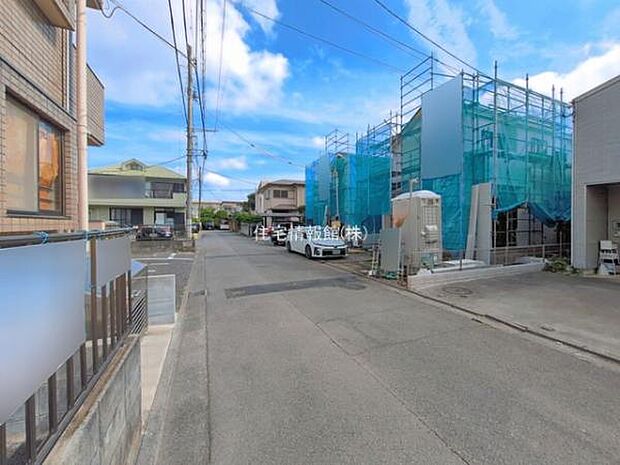 前面道路を含めた現地写真です。