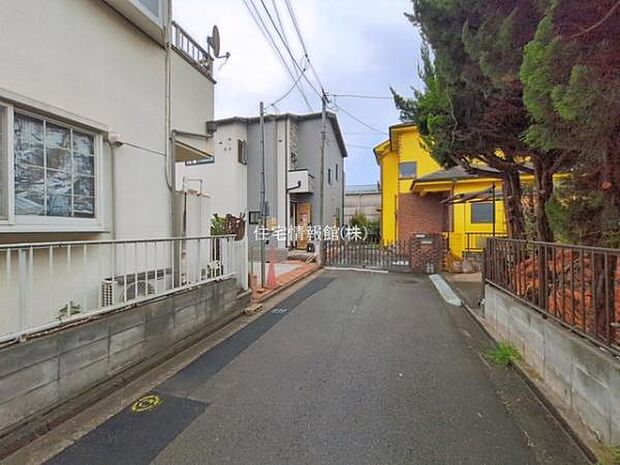 前面道路を含めた現地写真です。