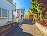 外観：前面道路を含めた現地写真です。