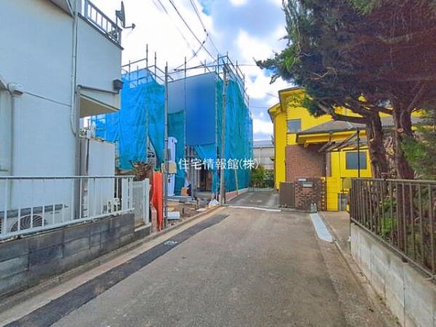 前面道路を含めた現地写真です。